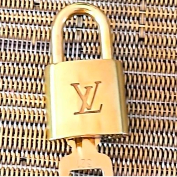 Louis Vuitton lock and key choker - Picture 7 of 10
